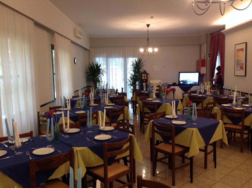 Hotel Laura Rimini Buitenkant foto