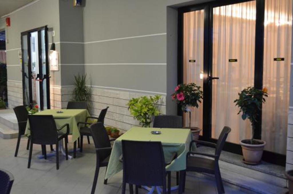 Hotel Laura Rimini Buitenkant foto
